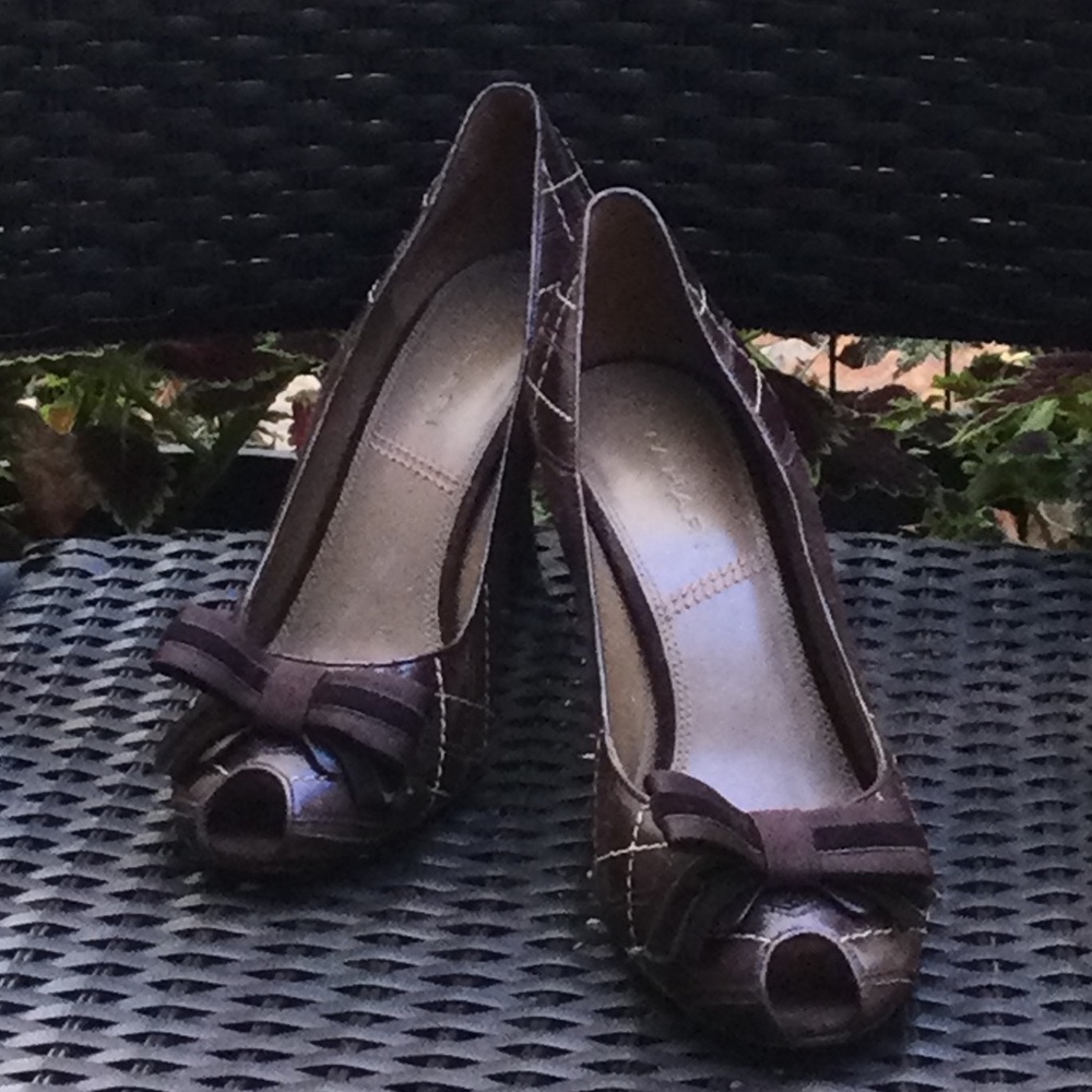 Tahari gorgeous deluxe genuine leather peep-toe heels with adorable bows.